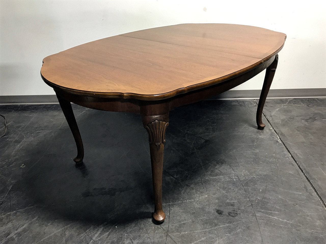 queen anne dining room chandelier sold out thomasville banded walnut queen anne dining table queen anne dining room chandelier sold out thomasville banded walnut queen anne dining table